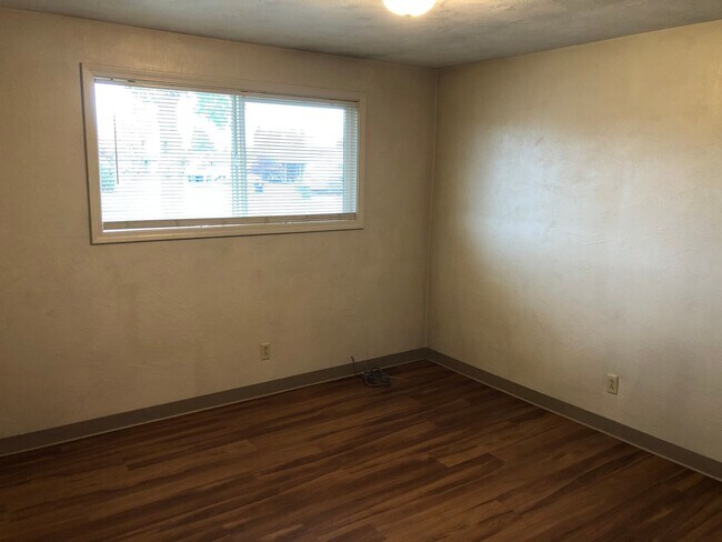 Building Photo - Updated 3 bedroom 1 bath house in Springfi...
