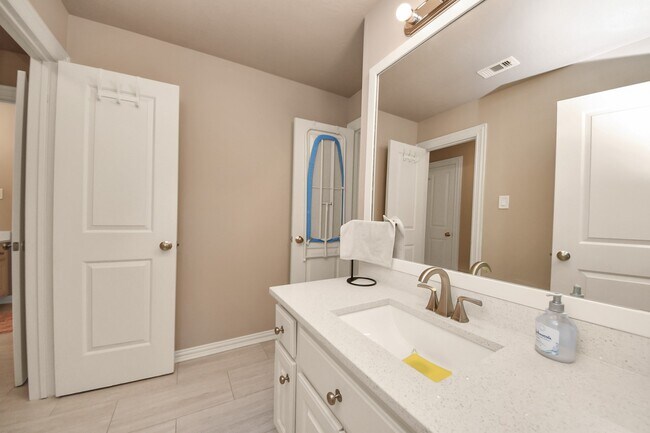 Building Photo - 14454 Summerleaf Ln