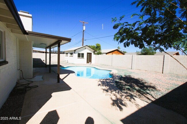 Building Photo - 443 N Sycamore