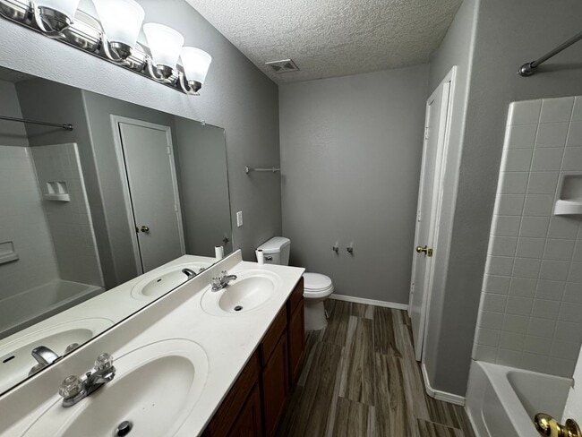 Building Photo - 3 Bedroom 2 Bath Home