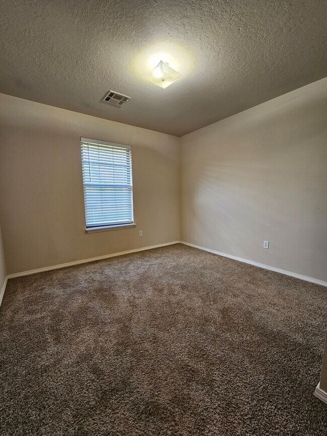Building Photo - (3) Bed/(2) Bath Available NOW! Pet Negoti...
