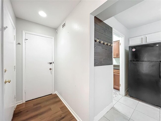 Building Photo - 233 Crown Oaks Way