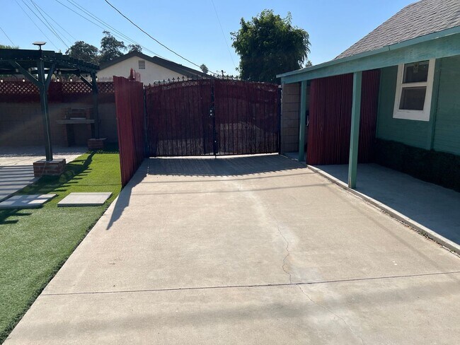 Building Photo - Charming Anaheim Cottage