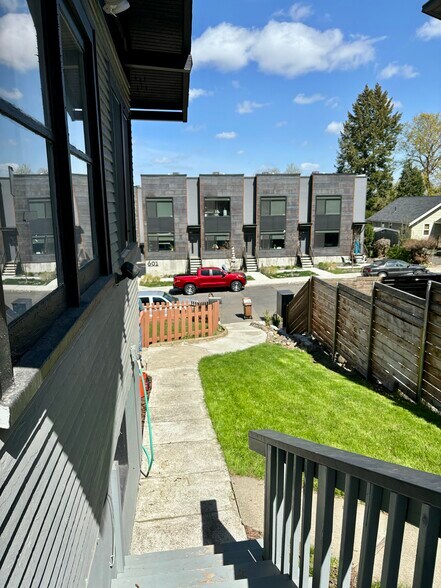 Building Photo - 604 E 7th Ave