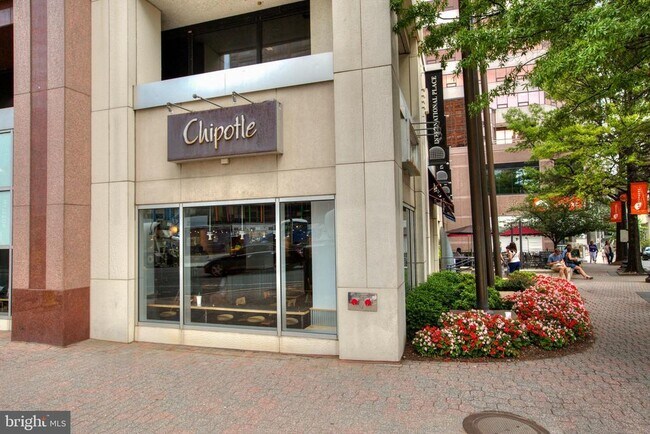 Building Photo - 1555 N Colonial Terrace