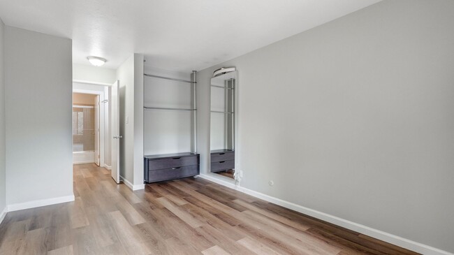 Building Photo - Beautiful Remodeled Adams Point Condo