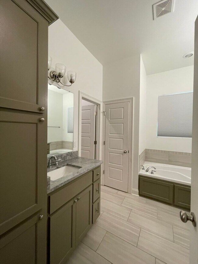 Building Photo - 3 Bedroom Garden Home in Stonelake Village...