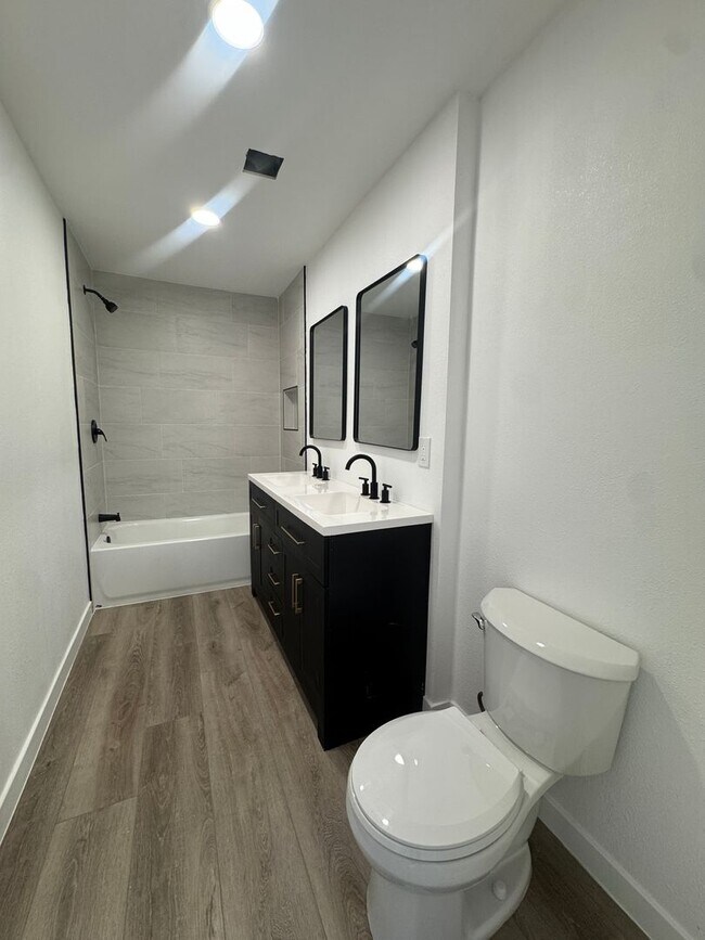 Building Photo - Fully remodeled