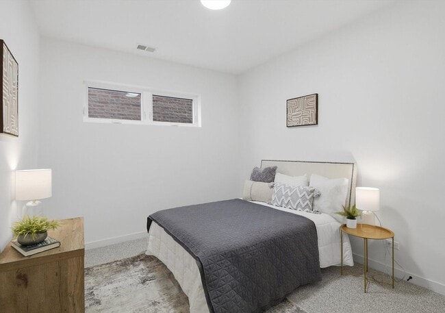 Building Photo - 5824 N Lincoln Ave