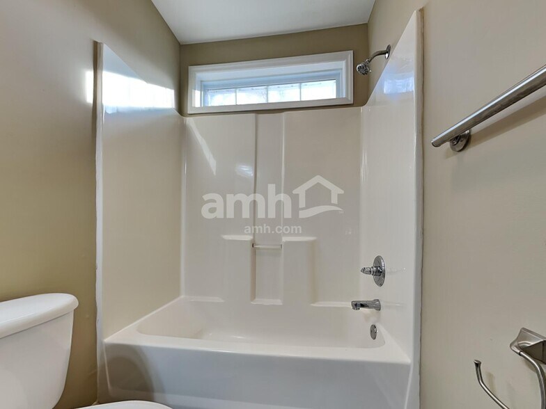 Building Photo - 105 Woodland Dr