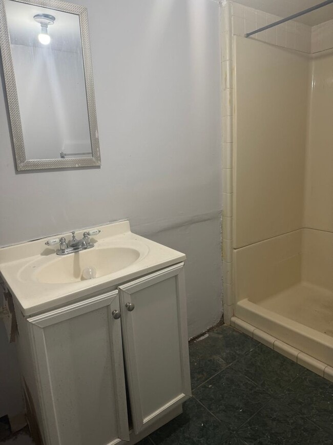 Building Photo - 3bd Single Warner Rd Area Cash Pay/Section 8