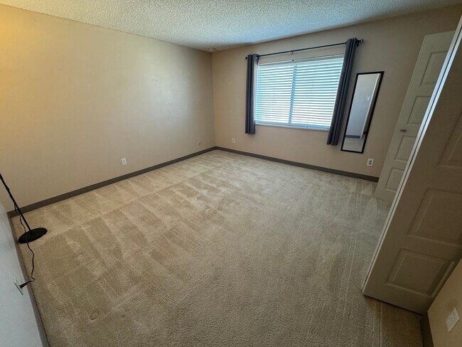 Building Photo - Spacious single bedroom condo in SE Denver