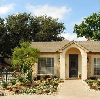 Building Photo - 1325 Tennis Dr