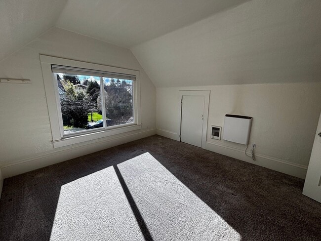 Building Photo - Charming duplex-style house in the heart of Green Lake and Tangletown