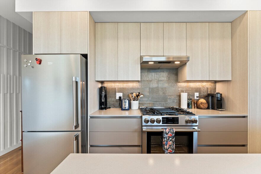 Building Photo - 191 Condor St