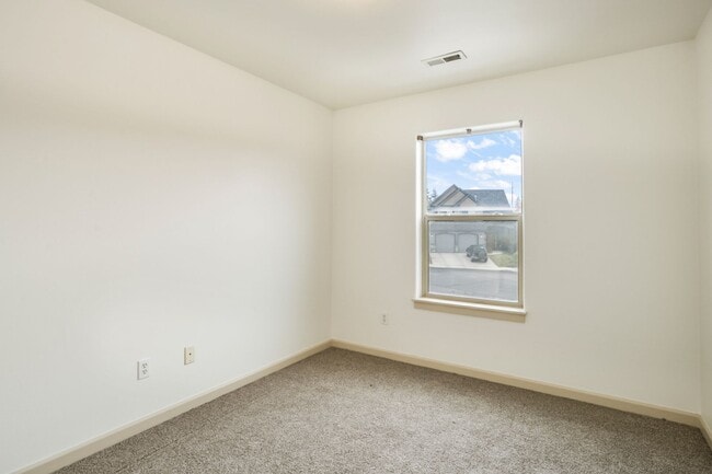 Building Photo - Cozy 3 Bed Home: New Carpet, Fully Fenced Yard & Near Old Mill