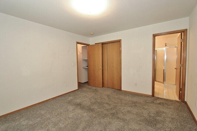 Building Photo - Single-Level Unit w/1-Car Garage