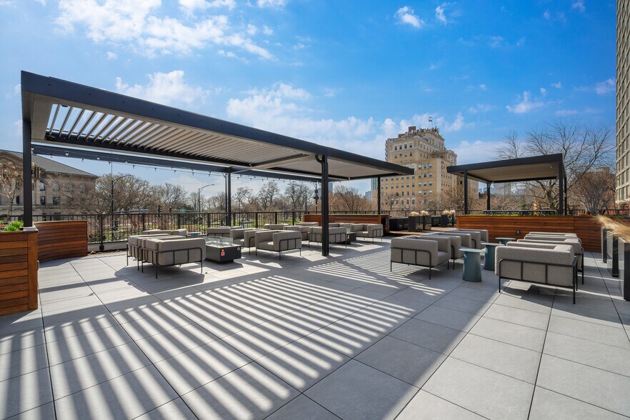 Building Photo - 2020 N Lincoln Park W