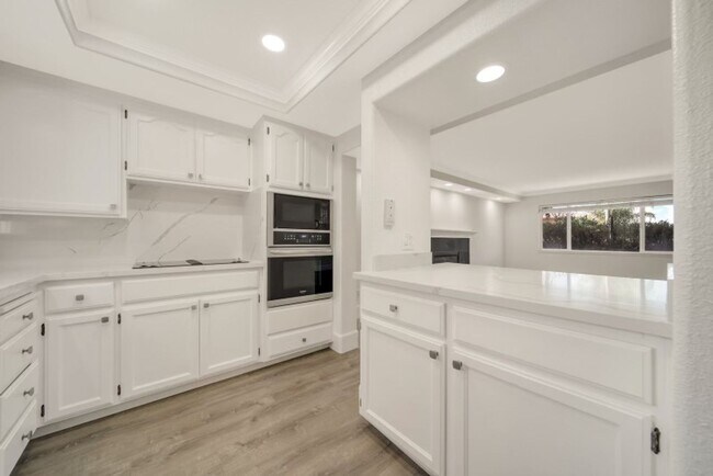 Building Photo - Wonderful Home with a Boat Slip and a Comm...