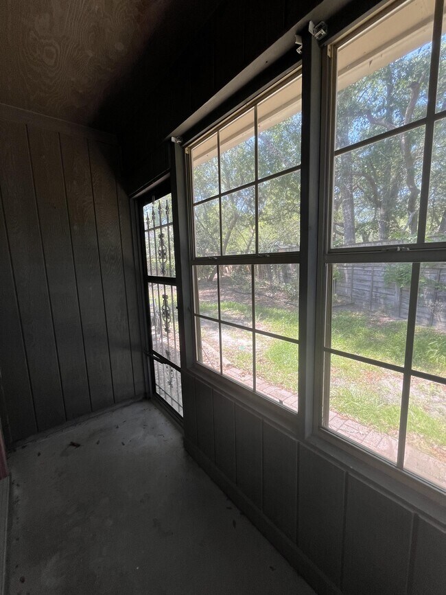 Building Photo - 1305 Ariel Ct
