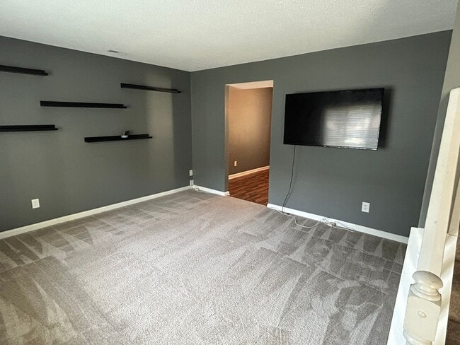 Building Photo - Wonderful 4 bed, 2.5 bath Single Family Ho...