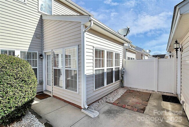 Building Photo - 9563 Glenashley Dr