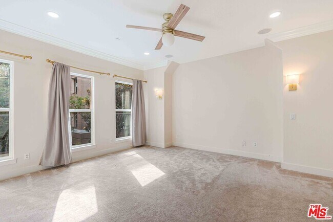 Building Photo - 5800 Seawalk Dr