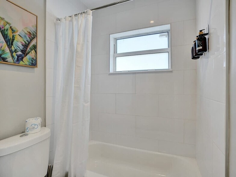 Building Photo - 3208 NE 9th St