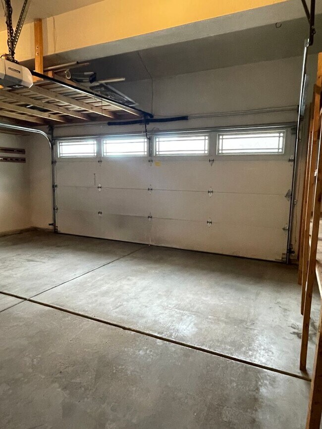 Building Photo - Beautiful Two-Story Home in Cul-de-sac