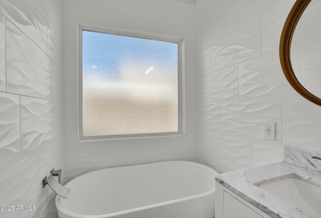 Building Photo - 8406 W Dahlia Dr