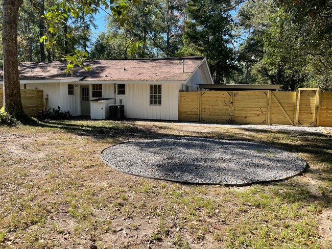 Large fully enclosed lot with fire pit area. Pets welcome. - 218 W Saint Mary Dr