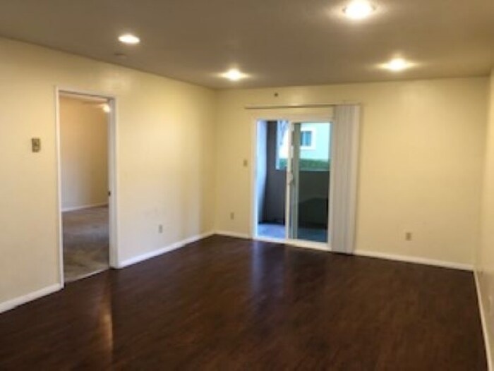 Building Photo - 7405 Charmant Dr