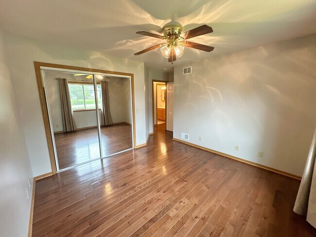 Building Photo - 7103 Hiawatha Dr