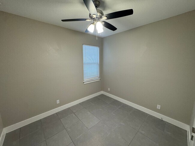 Building Photo - INCREDIBLE 4 Bedroom, 2 Bathroom Home in Poinciana!