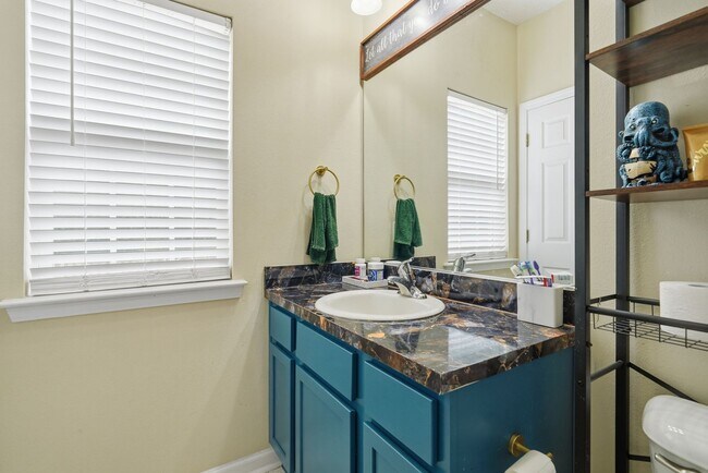 Building Photo - Charming 3BR Home in Richmond Hill with Pond View & Great Location!