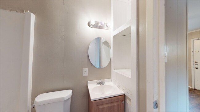 Building Photo - 204 Lynn Dr