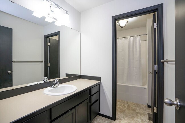 Building Photo - Charming 3BR/2.5BA in Desirable Gig Harbor...