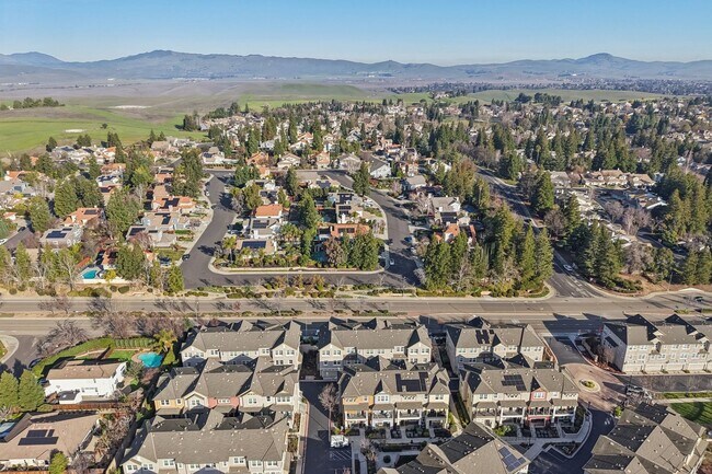 Building Photo - Beautiful Corner-Unit Townhome Near Downtown – 4 Bed | 3 baths