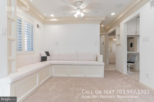 Building Photo - Arlington dulpex, top unit w/bacony overlo...