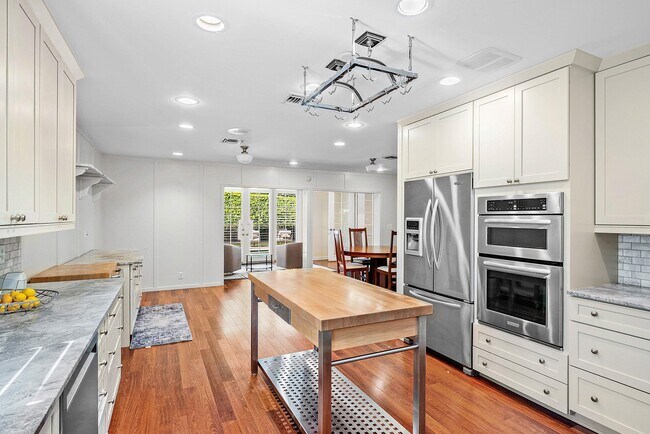 Building Photo - 2121 Areca Palm Rd