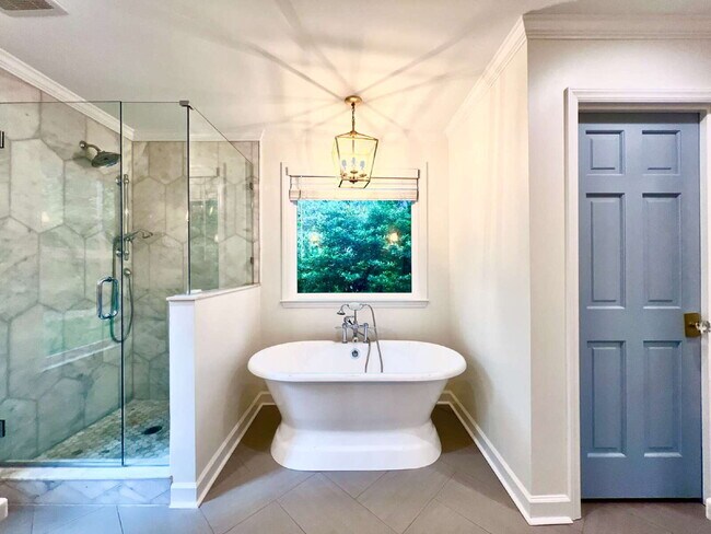 Building Photo - LUXURIOUS LANSDOWNE RETREAT!