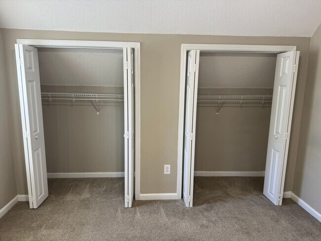 Building Photo - $1425/18 month lease or $1450/12 month lease.