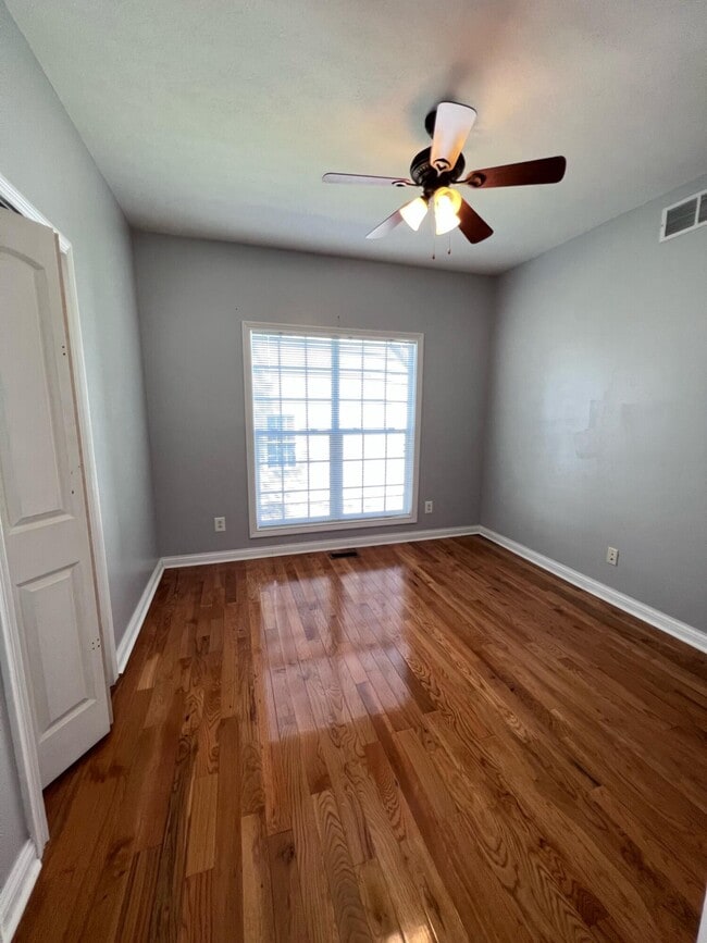 Building Photo - 212 Lakeside Dr