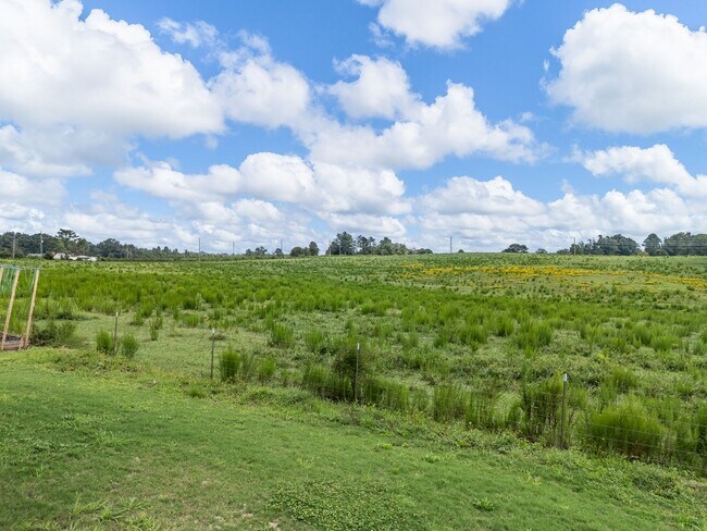 Building Photo - Modern 5BR Home with Quartz Kitchen & Open...