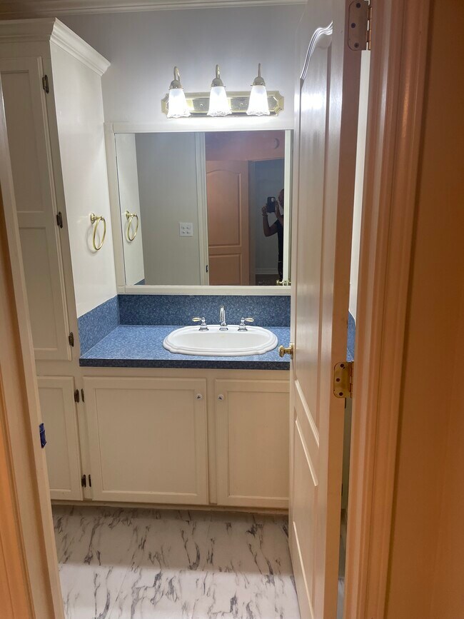 Building Photo - 617 N State St