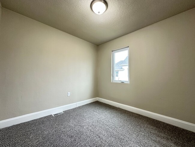 Building Photo - 2 Bedroom Fully Remodeled Home Ogden Iowa