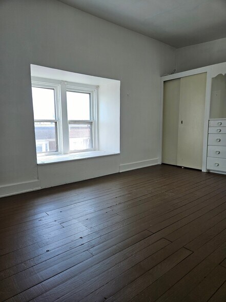 Building Photo - 1121 W Poplar St
