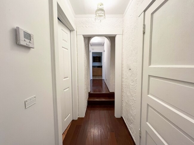 Building Photo - 2 bed 1 bath + Bonus Room
