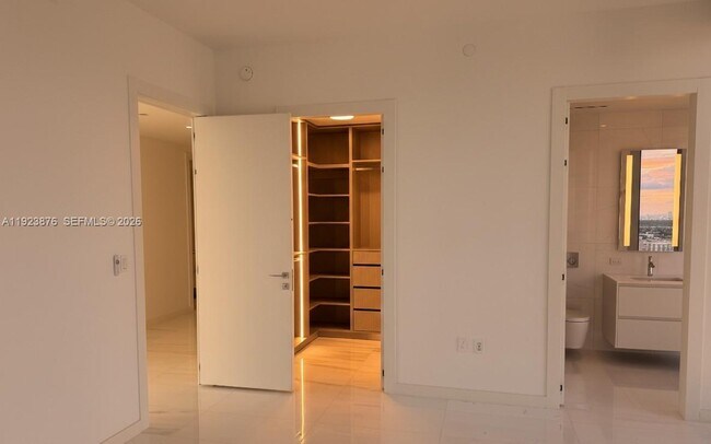 Building Photo - 300 Biscayne Blvd Way