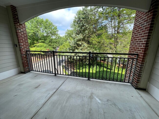 Building Photo - Wonderful location and features for this s...